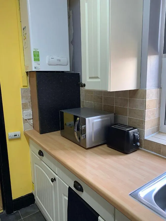 Ovington Grove 1 Free Parking Fully Equipped Kitchen 3 Bedrooms Netflix Newcastle upon Tyne 0*,  United Kingdom